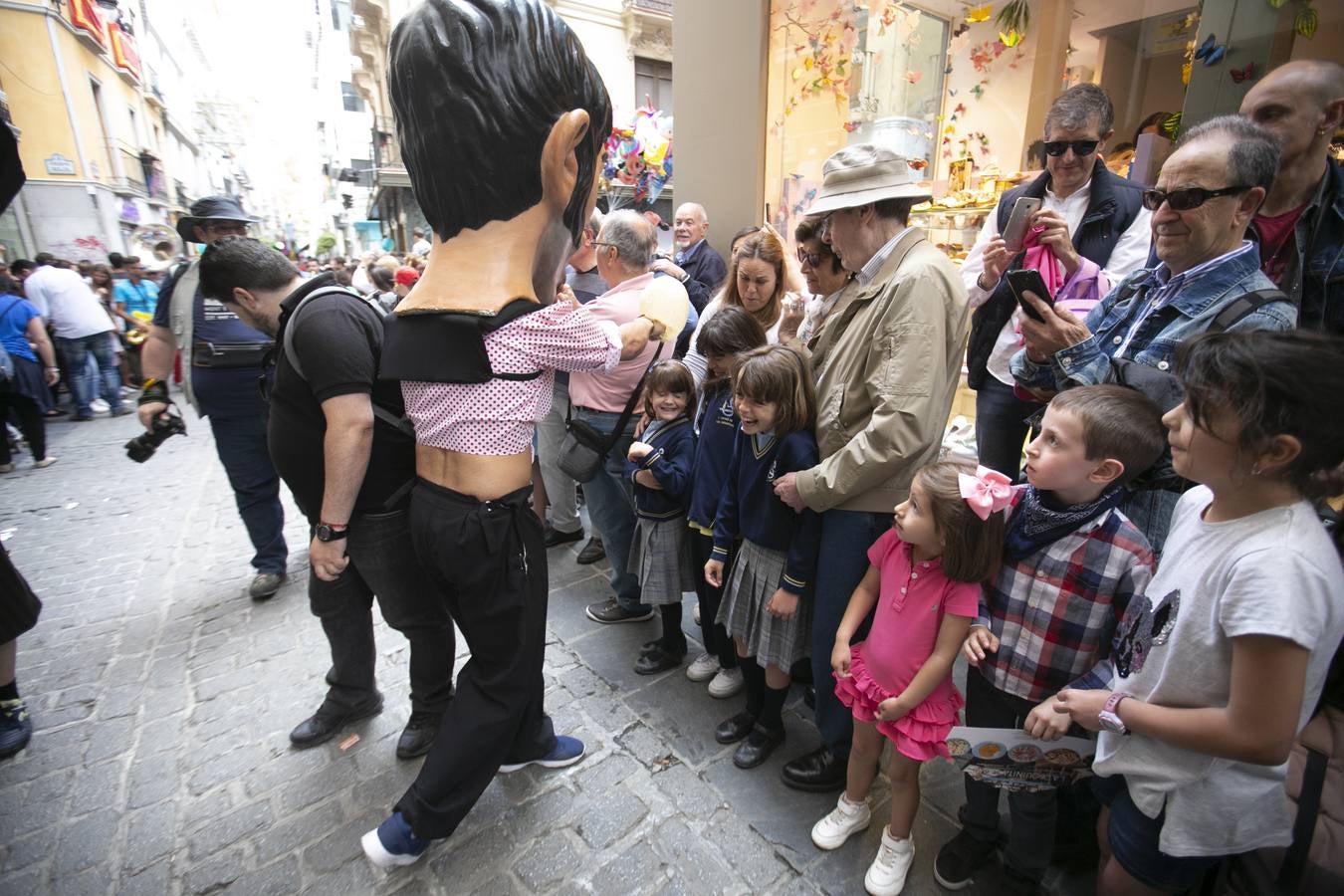 Música, diversión y también moda, en el arranque de los días grandes de la Feria del Corpus, que ha vivido una mañana vibrante con calles abarrotadas. Puedes ver todas las fotos del Corpus pinchando en  este enlace .