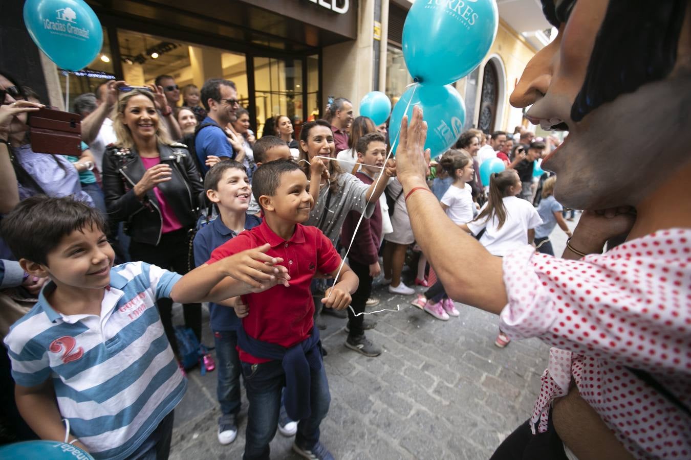 Música, diversión y también moda, en el arranque de los días grandes de la Feria del Corpus, que ha vivido una mañana vibrante con calles abarrotadas. Puedes ver todas las fotos del Corpus pinchando en  este enlace .