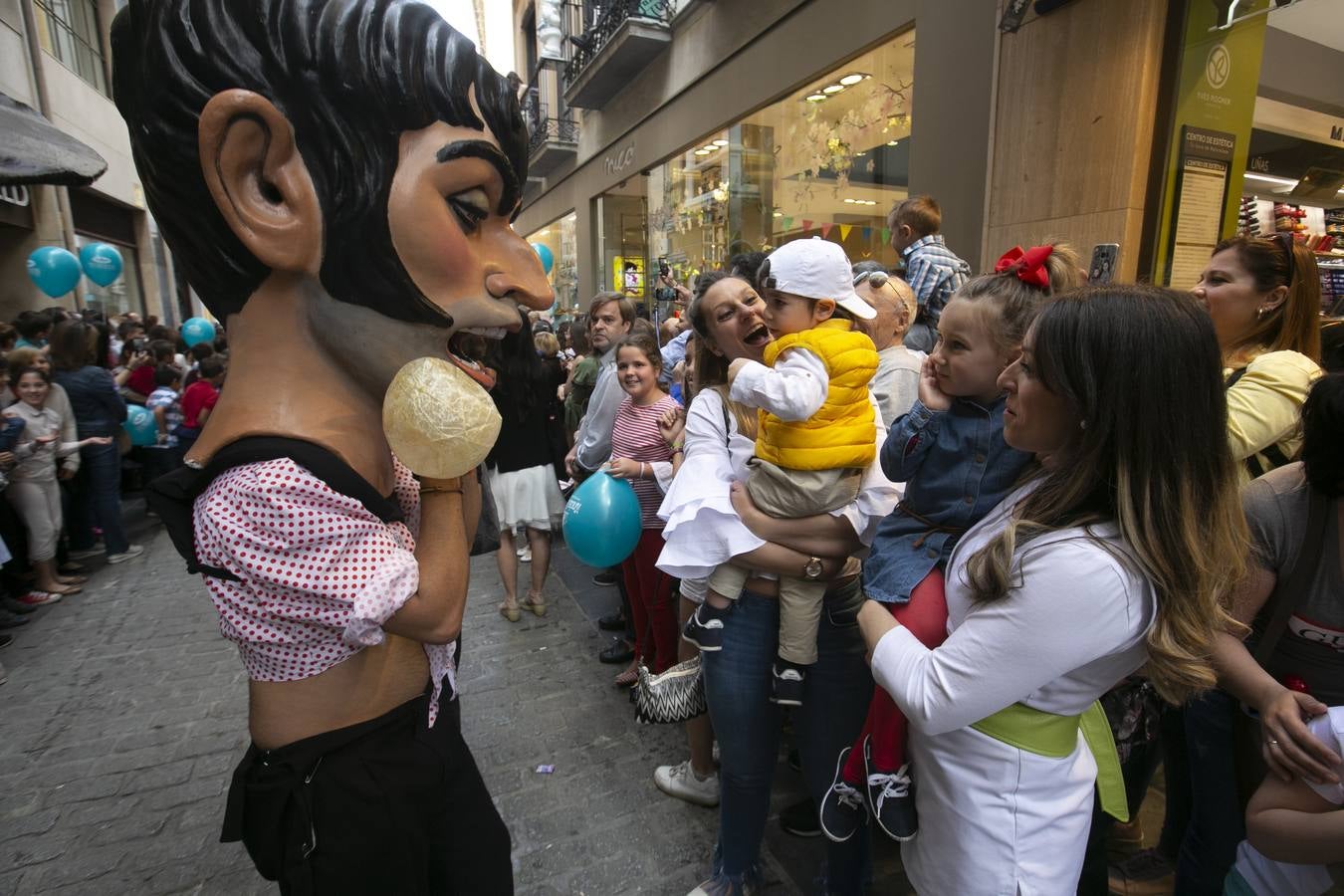 Música, diversión y también moda, en el arranque de los días grandes de la Feria del Corpus, que ha vivido una mañana vibrante con calles abarrotadas. Puedes ver todas las fotos del Corpus pinchando en  este enlace .