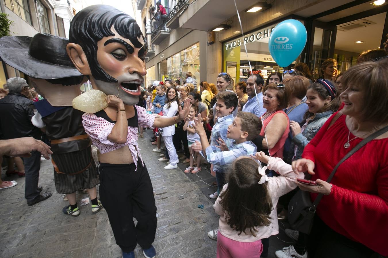 Música, diversión y también moda, en el arranque de los días grandes de la Feria del Corpus, que ha vivido una mañana vibrante con calles abarrotadas. Puedes ver todas las fotos del Corpus pinchando en  este enlace .