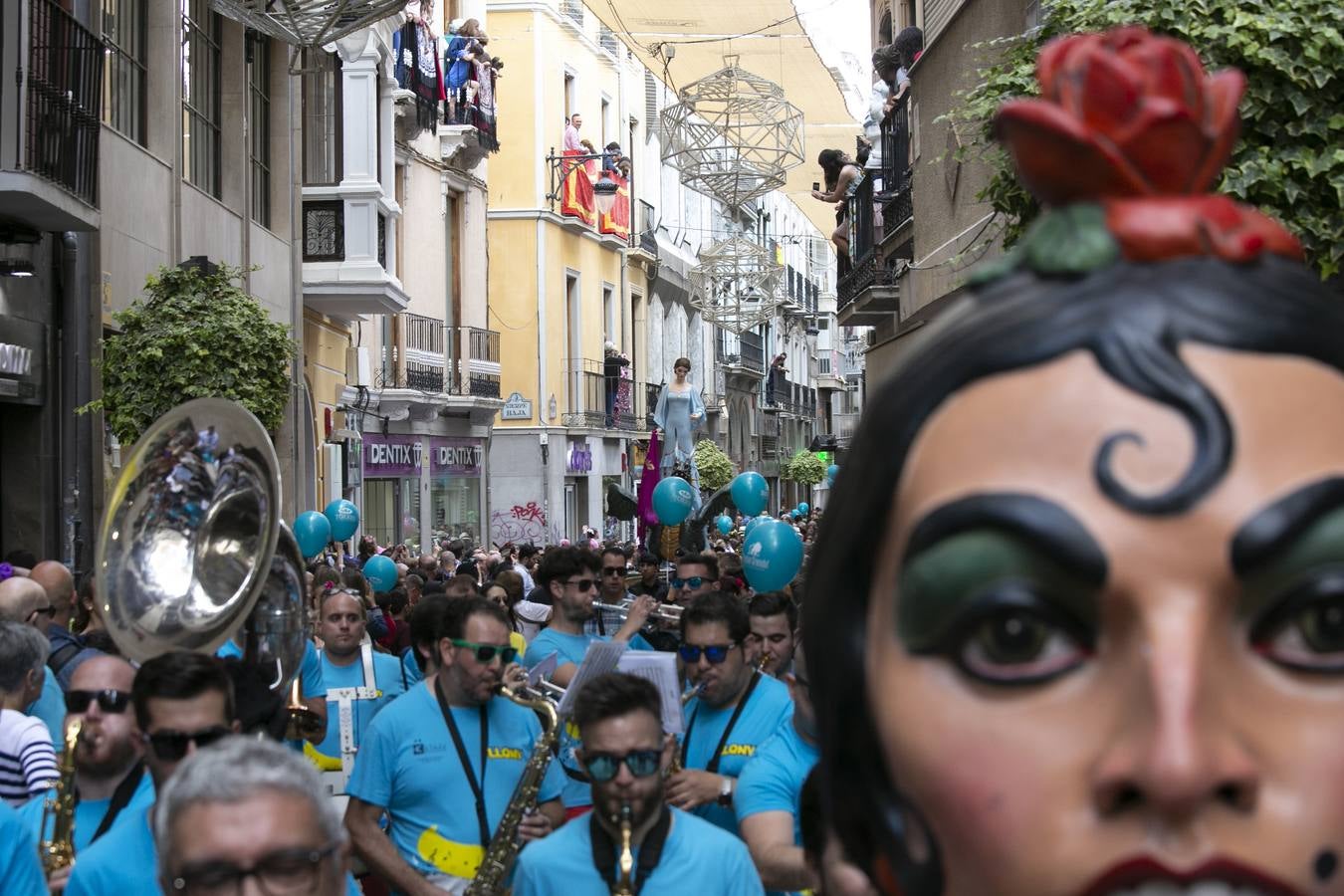 Música, diversión y también moda, en el arranque de los días grandes de la Feria del Corpus, que ha vivido una mañana vibrante con calles abarrotadas. Puedes ver todas las fotos del Corpus pinchando en  este enlace .