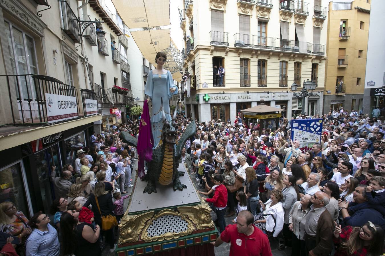 Música, diversión y también moda, en el arranque de los días grandes de la Feria del Corpus, que ha vivido una mañana vibrante con calles abarrotadas. Puedes ver todas las fotos del Corpus pinchando en  este enlace .