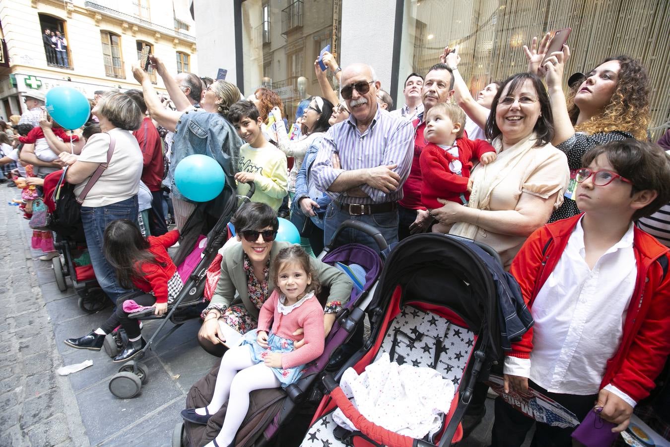 Música, diversión y también moda, en el arranque de los días grandes de la Feria del Corpus, que ha vivido una mañana vibrante con calles abarrotadas. Puedes ver todas las fotos del Corpus pinchando en  este enlace .