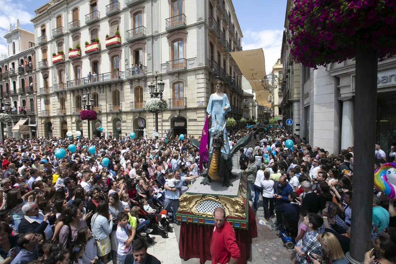 Música, diversión y también moda, en el arranque de los días grandes de la Feria del Corpus, que ha vivido una mañana vibrante con calles abarrotadas. Puedes ver todas las fotos del Corpus pinchando en  este enlace .