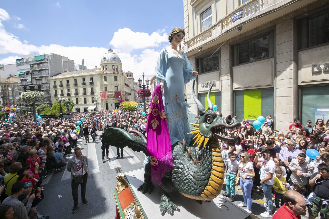 Música, diversión y también moda, en el arranque de los días grandes de la Feria del Corpus, que ha vivido una mañana vibrante con calles abarrotadas. Puedes ver todas las fotos del Corpus pinchando en  este enlace .