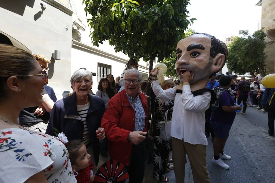 Miles de granadinos y foráneos llenan la capital para acompañar a La Tarasca en su desfile por le centro de la ciudad. Puede ver más fotos del Corpus en  este enlace . 