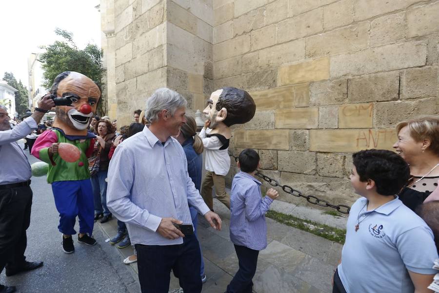 Miles de granadinos y foráneos llenan la capital para acompañar a La Tarasca en su desfile por le centro de la ciudad. Puede ver más fotos del Corpus en  este enlace . 