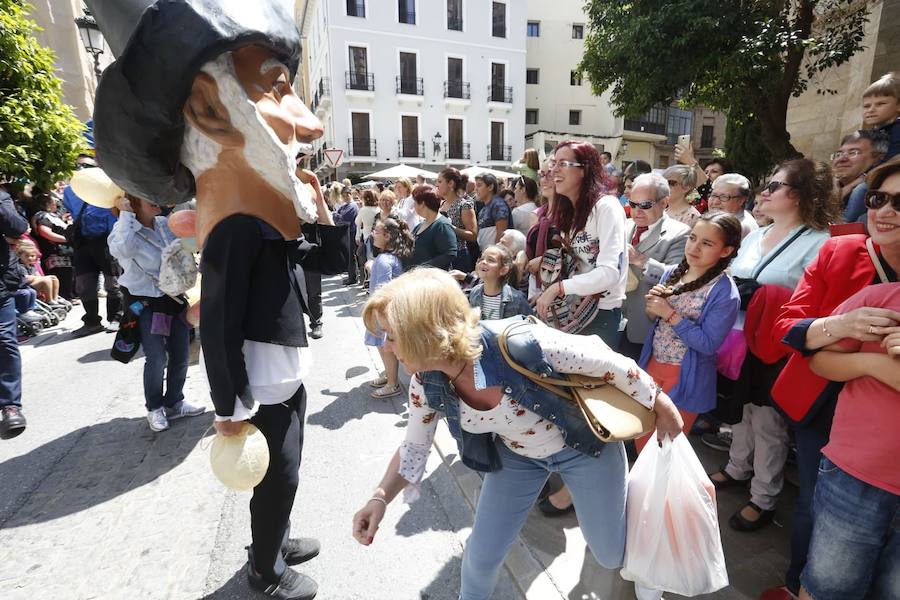 Miles de granadinos y foráneos llenan la capital para acompañar a La Tarasca en su desfile por le centro de la ciudad. Puede ver más fotos del Corpus en  este enlace . 