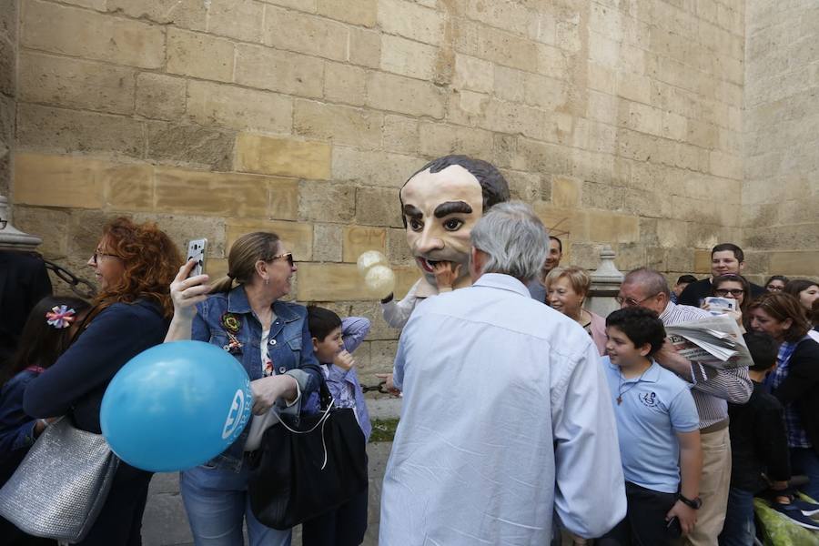 Miles de granadinos y foráneos llenan la capital para acompañar a La Tarasca en su desfile por le centro de la ciudad. Puede ver más fotos del Corpus en  este enlace . 