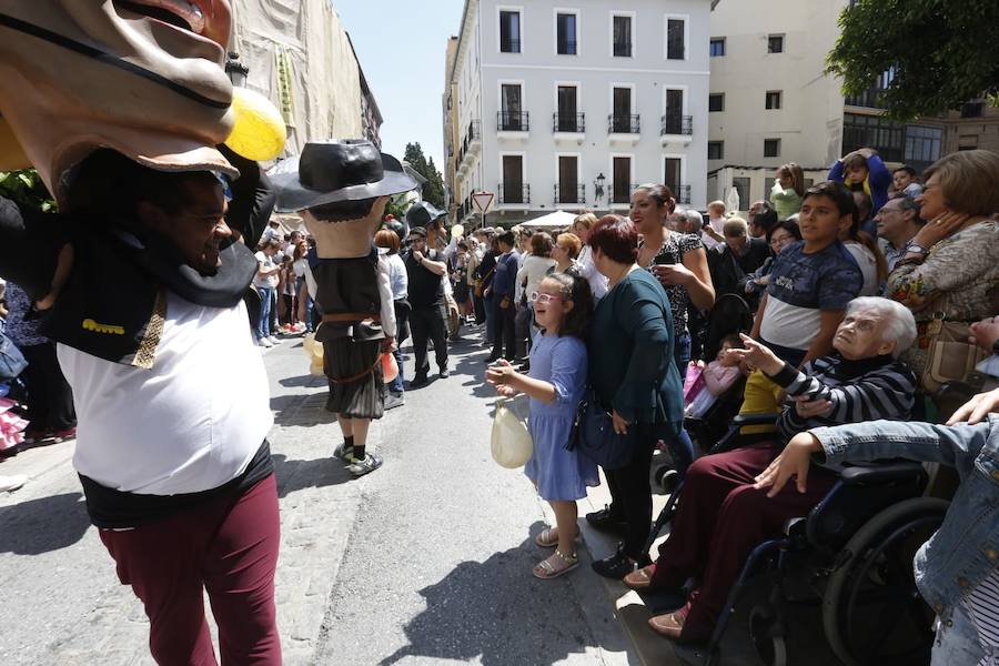 Miles de granadinos y foráneos llenan la capital para acompañar a La Tarasca en su desfile por le centro de la ciudad. Puede ver más fotos del Corpus en  este enlace . 