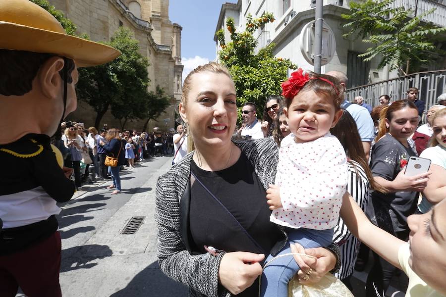 Miles de granadinos y foráneos llenan la capital para acompañar a La Tarasca en su desfile por le centro de la ciudad. Puede ver más fotos del Corpus en  este enlace . 