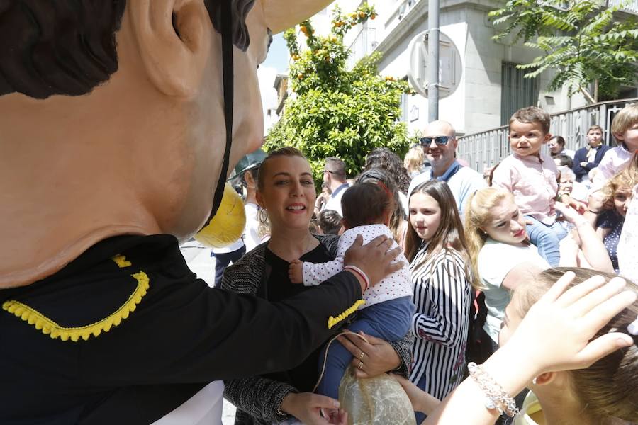 Miles de granadinos y foráneos llenan la capital para acompañar a La Tarasca en su desfile por le centro de la ciudad. Puede ver más fotos del Corpus en  este enlace . 