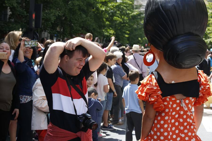 Miles de granadinos y foráneos llenan la capital para acompañar a La Tarasca en su desfile por le centro de la ciudad. Puede ver más fotos del Corpus en  este enlace . 