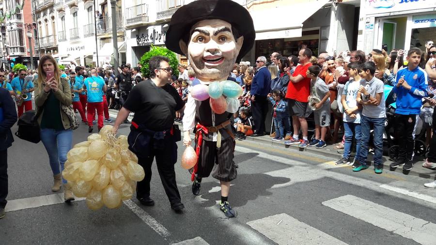 Miles de granadinos y foráneos se han acercado hasta la plaza del Carmen para acompañar a La Tarasca en su desfile por le centro de la ciudad. Puede ver más fotos del Corpus en  este enlace . 