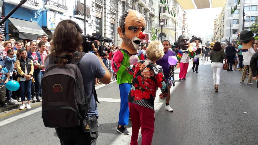 Miles de granadinos y foráneos se han acercado hasta la plaza del Carmen para acompañar a La Tarasca en su desfile por le centro de la ciudad. Puede ver más fotos del Corpus en  este enlace . 