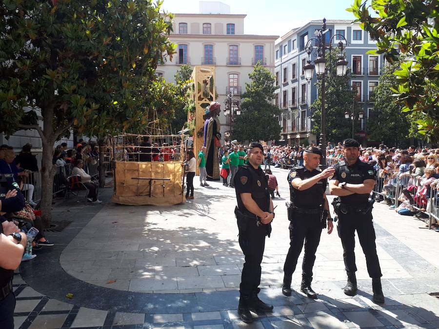 Miles de granadinos y foráneos se han acercado hasta la plaza del Carmen para acompañar a La Tarasca en su desfile por le centro de la ciudad. Puede ver más fotos del Corpus en  este enlace .