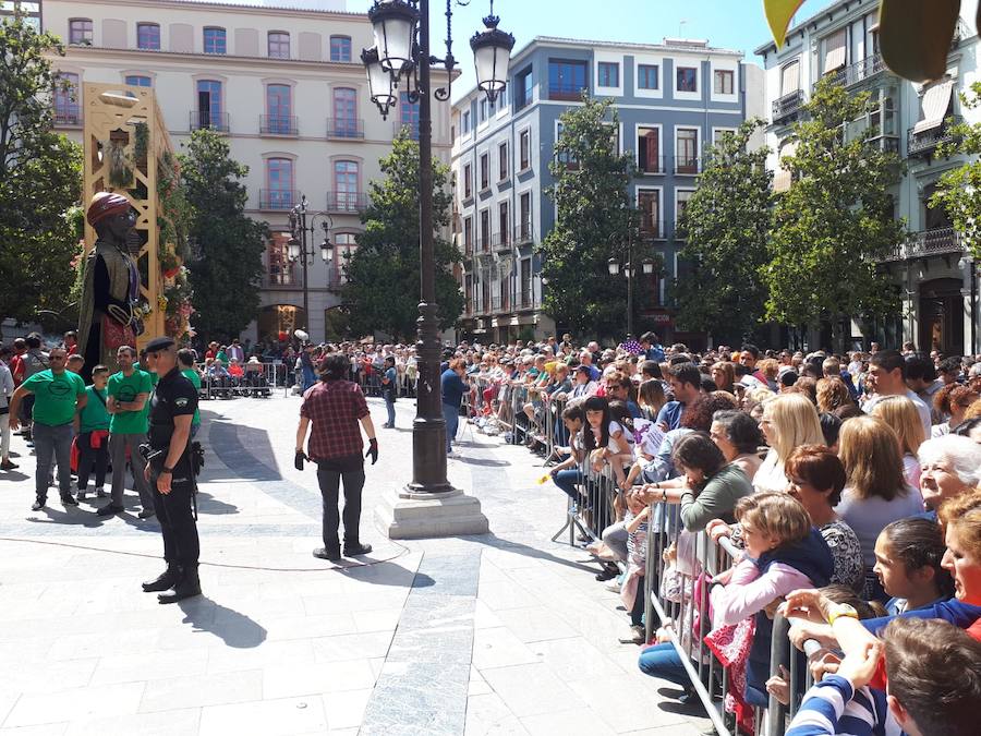 Miles de granadinos y foráneos se han acercado hasta la plaza del Carmen para acompañar a La Tarasca en su desfile por le centro de la ciudad. Puede ver más fotos del Corpus en  este enlace . 