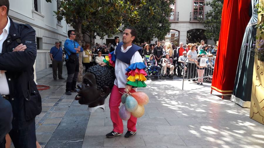 Miles de granadinos y foráneos se han acercado hasta la plaza del Carmen para acompañar a La Tarasca en su desfile por le centro de la ciudad. Puede ver más fotos del Corpus en  este enlace . 