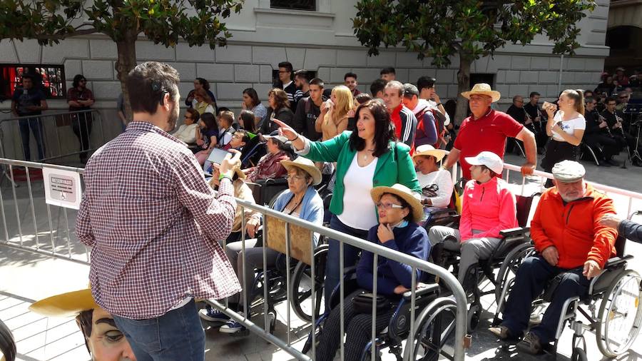 Miles de granadinos y foráneos se han acercado hasta la plaza del Carmen para acompañar a La Tarasca en su desfile por le centro de la ciudad. Puede ver más fotos del Corpus en  este enlace . 