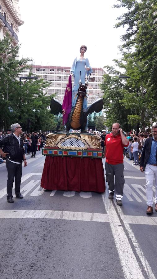 Miles de granadinos y foráneos llenan la capital para acompañar a La Tarasca en su desfile por le centro de la ciudad. Puede ver más fotos del Corpus en  este enlace . 