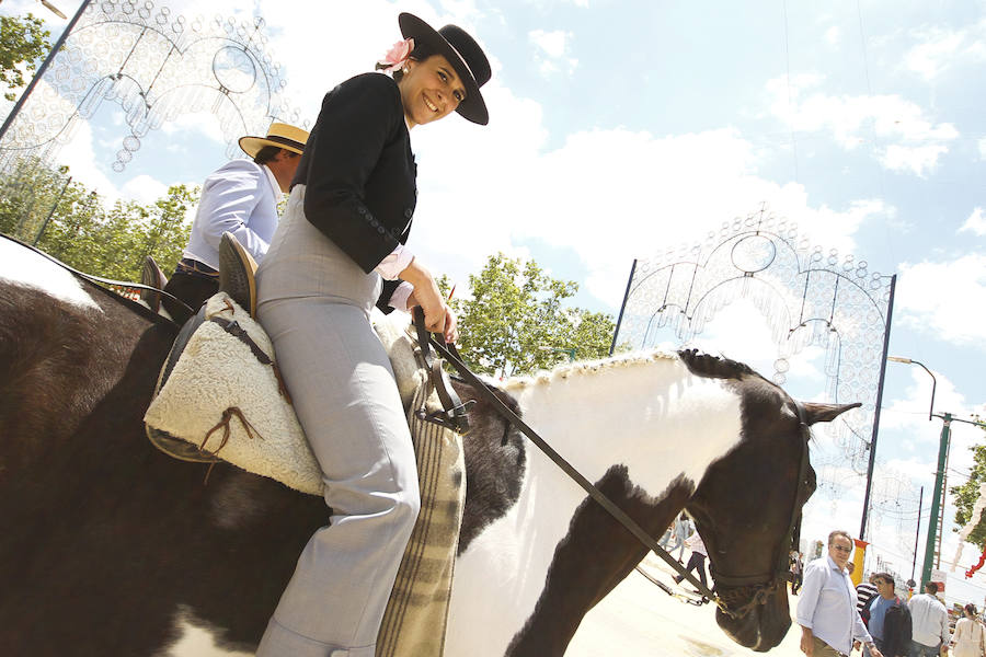 Este miércoles ha sido la jornada en la que más gente se animaba a visitar el Real de la Feria. Muchos trajes de flamenca, peinetas y flores pintaban de color la zona de casetas a mediodía. En  este enlace puedes ver las mejores imágenes  de este Corpus 2018