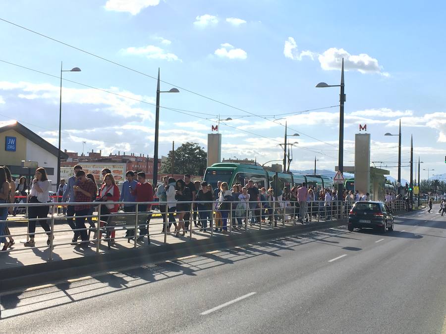 Este miércoles ha sido la jornada en la que más gente se animaba a visitar el Real de la Feria. Muchos trajes de flamenca, peinetas y flores pintaban de color la zona de casetas. En  este enlace puedes ver las mejores imágenes  de este Corpus 2018