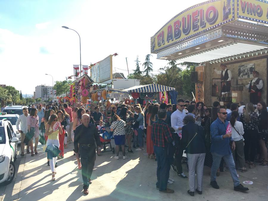 Este miércoles ha sido la jornada en la que más gente se animaba a visitar el Real de la Feria. Muchos trajes de flamenca, peinetas y flores pintaban de color la zona de casetas. En  este enlace puedes ver las mejores imágenes  de este Corpus 2018