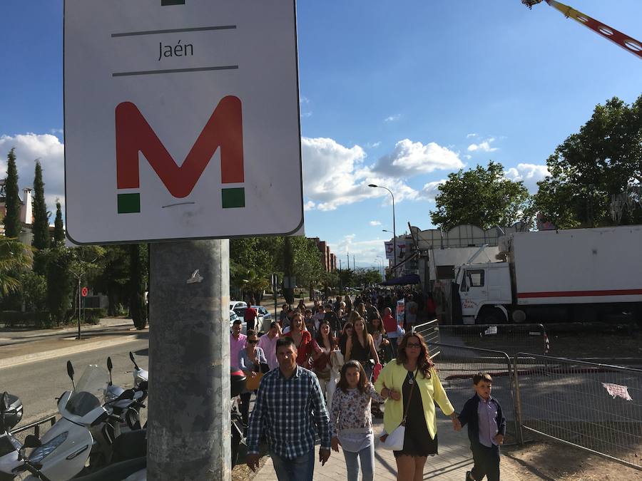 Este miércoles ha sido la jornada en la que más gente se animaba a visitar el Real de la Feria. Muchos trajes de flamenca, peinetas y flores pintaban de color la zona de casetas. En  este enlace puedes ver las mejores imágenes  de este Corpus 2018