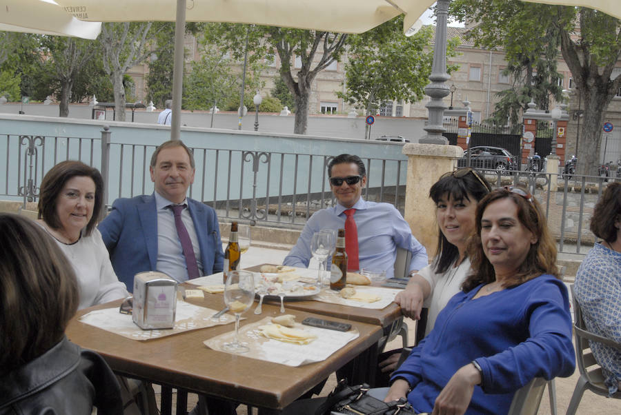 Como cada mediodía durante estas fiestas, los amigos de IDEAL se reúnen en Las Titas para celebrar la Feria del Corpus. Si quieres ver el ambiente en el Ferial, en el desfile de La Tarasca o en días anteriores  pulsa este enlace .