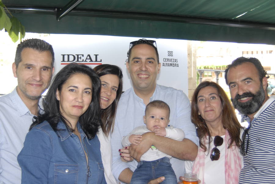 Como cada mediodía durante estas fiestas, los amigos de IDEAL se reúnen en Las Titas para celebrar la Feria del Corpus. Si quieres ver el ambiente en el Ferial, en el desfile de La Tarasca o en días anteriores  pulsa este enlace .