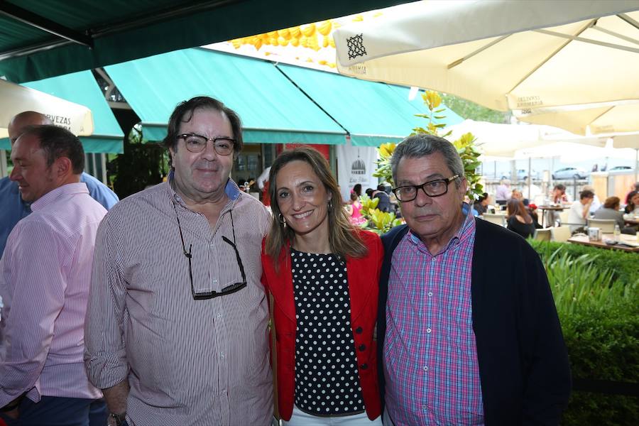 Como cada mediodía durante estas fiestas, los amigos de IDEAL se reúnen en Las Titas para celebrar la Feria del Corpus. Si quieres ver el ambiente en el Ferial, en el desfile de La Tarasca o en días anteriores  pulsa este enlace .