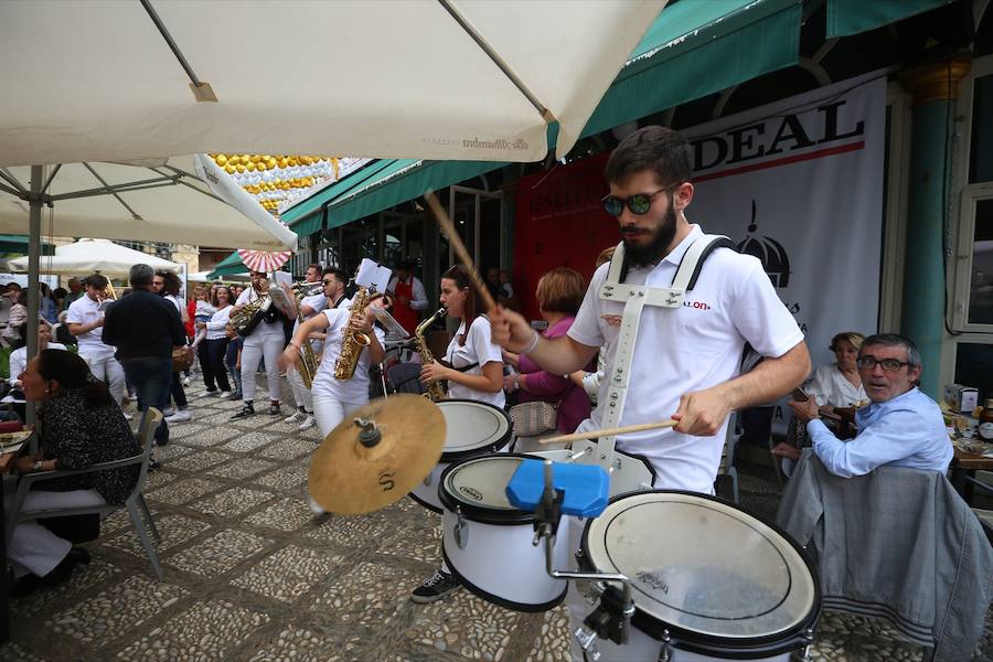 Como cada mediodía durante estas fiestas, los amigos de IDEAL se reúnen en Las Titas para celebrar la Feria del Corpus. Si quieres ver el ambiente en el Ferial, en el desfile de La Tarasca o en días anteriores  pulsa este enlace .