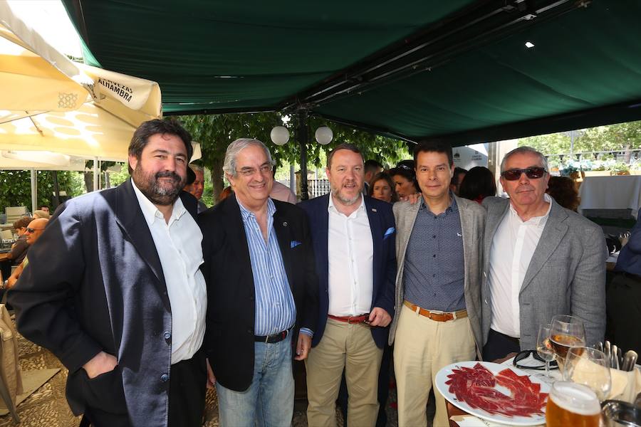 Como cada mediodía durante estas fiestas, los amigos de IDEAL se reúnen en Las Titas para celebrar la Feria del Corpus. Si quieres ver el ambiente en el Ferial, en el desfile de La Tarasca o en días anteriores  pulsa este enlace .