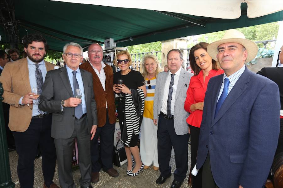 Como cada mediodía durante estas fiestas, los amigos de IDEAL se reúnen en Las Titas para celebrar la Feria del Corpus. Si quieres ver el ambiente en el Ferial, en el desfile de La Tarasca o en días anteriores  pulsa este enlace .