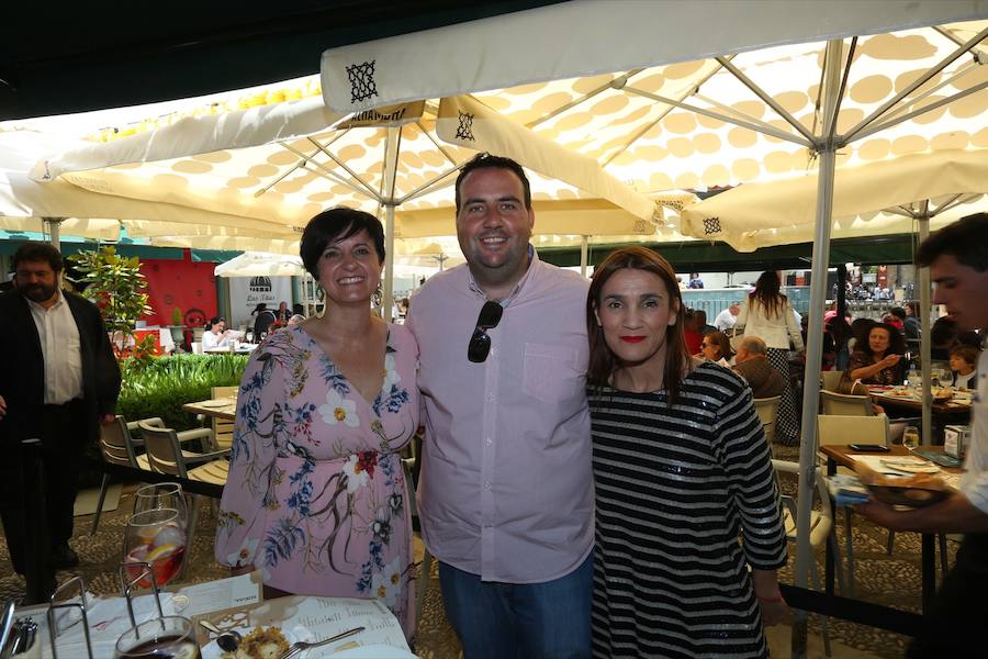 Como cada mediodía durante estas fiestas, los amigos de IDEAL se reúnen en Las Titas para celebrar la Feria del Corpus. Si quieres ver el ambiente en el Ferial, en el desfile de La Tarasca o en días anteriores  pulsa este enlace .