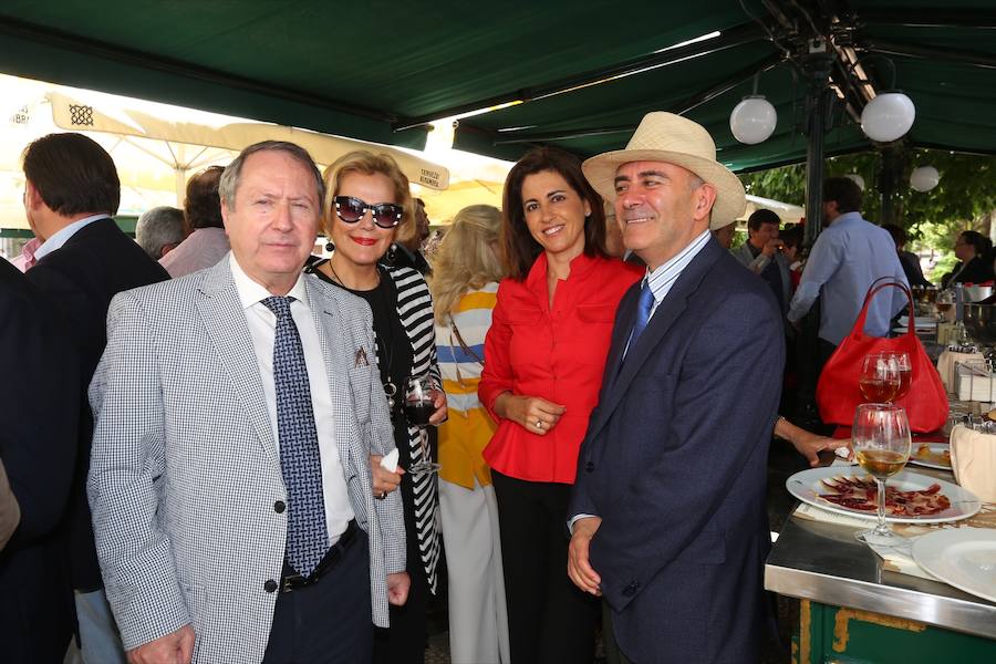 Como cada mediodía durante estas fiestas, los amigos de IDEAL se reúnen en Las Titas para celebrar la Feria del Corpus. Si quieres ver el ambiente en el Ferial, en el desfile de La Tarasca o en días anteriores  pulsa este enlace .