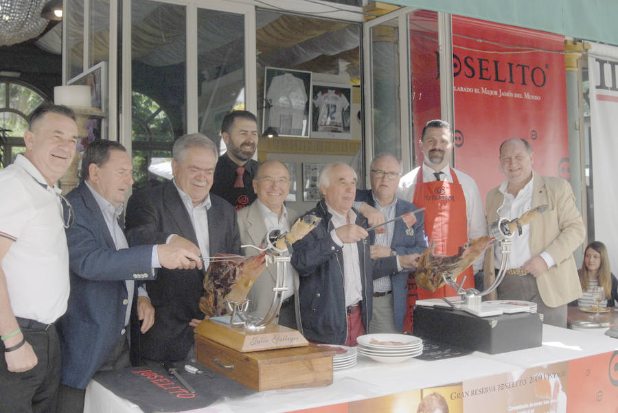 Como cada mediodía durante estas fiestas, los amigos de IDEAL se reúnen en Las Titas para celebrar la Feria del Corpus. Si quieres ver el ambiente en el Ferial, en el desfile de La Tarasca o en días anteriores  pulsa este enlace .