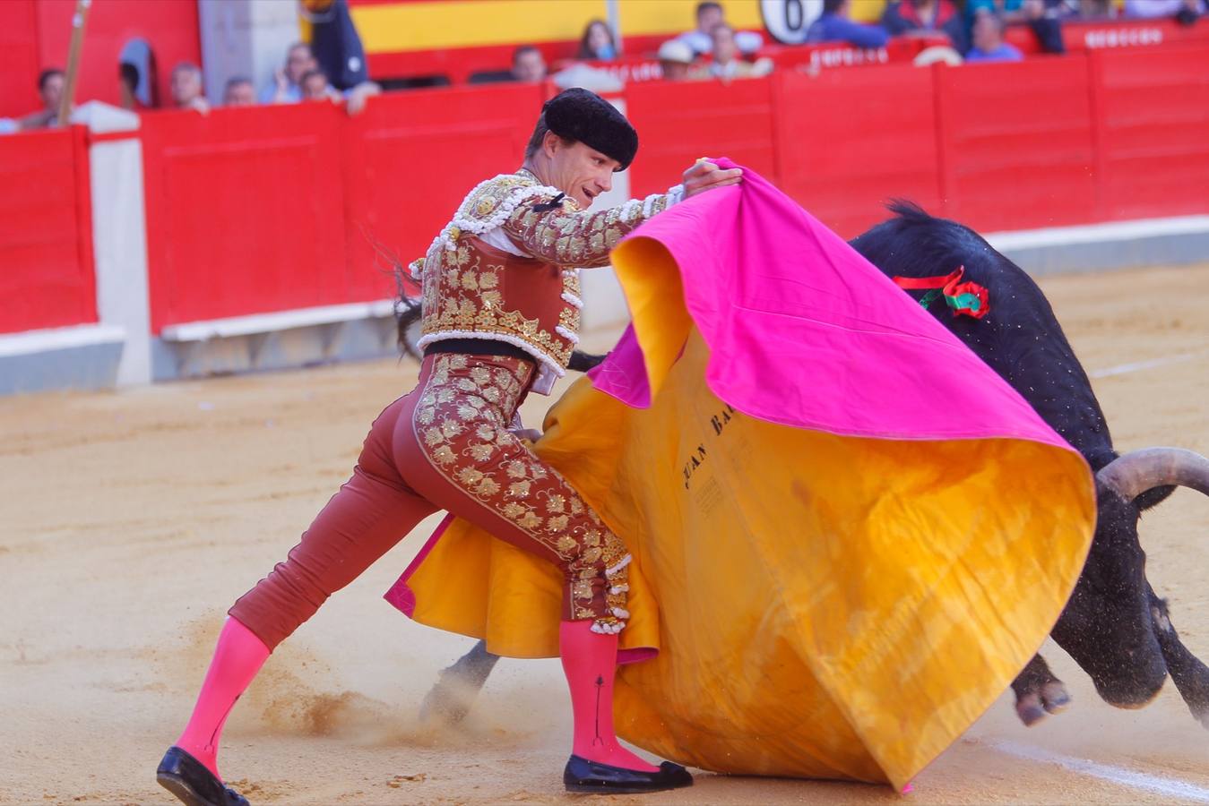 El diestro peruano Joaquín Galdós protagonizó la primera salida a hombros del serial, merced a una entregadísima actuación, en una tarde en la que Álvaro Lorenzo también rayó a buen nivel, pero perdiendo el triunfo por su mala espada. Puedes ver todas las imágenes de este Corpus pinchando en el  siguiente enlace .