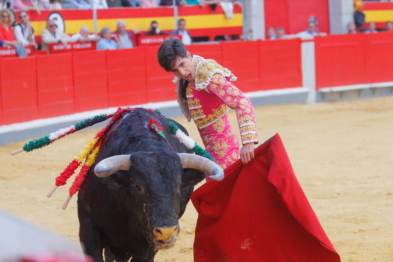 El diestro peruano Joaquín Galdós protagonizó la primera salida a hombros del serial, merced a una entregadísima actuación, en una tarde en la que Álvaro Lorenzo también rayó a buen nivel, pero perdiendo el triunfo por su mala espada. Puedes ver todas las imágenes de este Corpus pinchando en el  siguiente enlace .