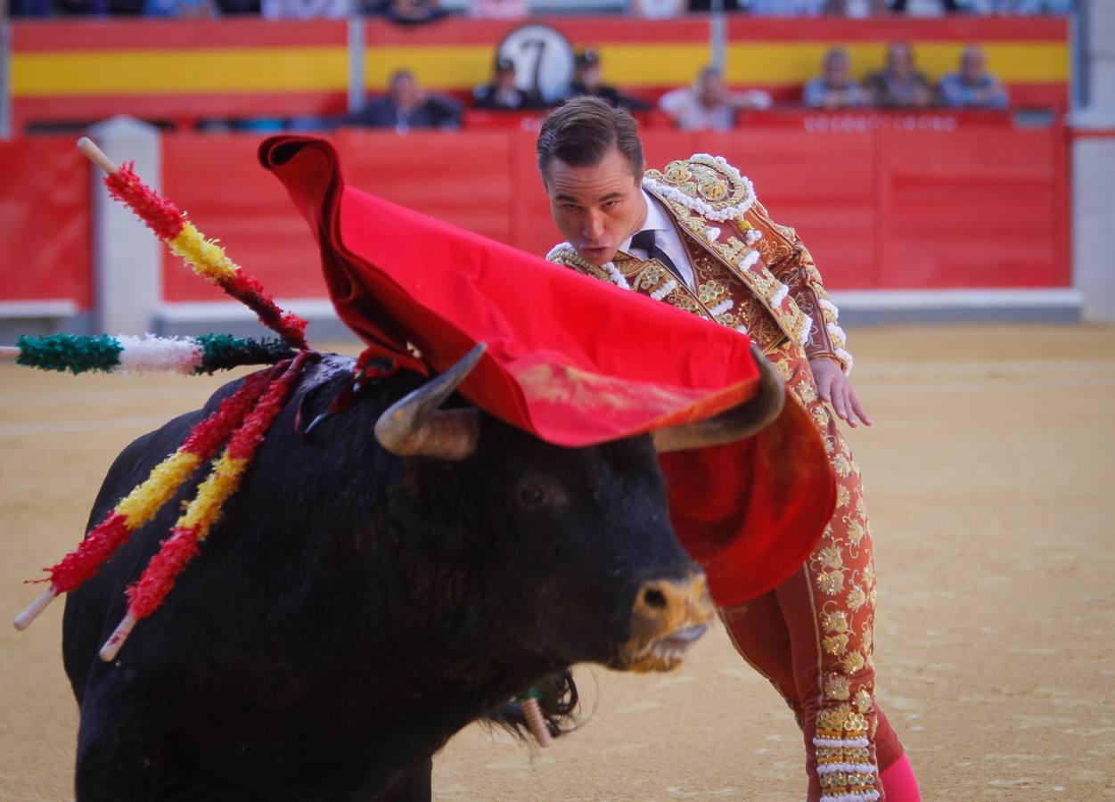 El diestro peruano Joaquín Galdós protagonizó la primera salida a hombros del serial, merced a una entregadísima actuación, en una tarde en la que Álvaro Lorenzo también rayó a buen nivel, pero perdiendo el triunfo por su mala espada. Puedes ver todas las imágenes de este Corpus pinchando en el  siguiente enlace .