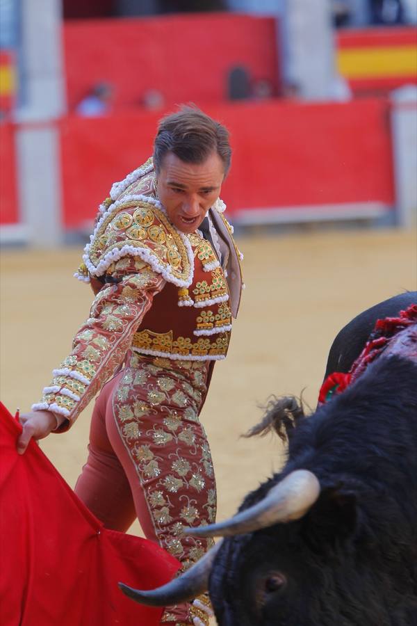 El diestro peruano Joaquín Galdós protagonizó la primera salida a hombros del serial, merced a una entregadísima actuación, en una tarde en la que Álvaro Lorenzo también rayó a buen nivel, pero perdiendo el triunfo por su mala espada. Puedes ver todas las imágenes de este Corpus pinchando en el  siguiente enlace .