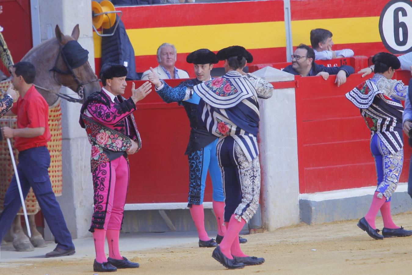 El diestro peruano Joaquín Galdós protagonizó la primera salida a hombros del serial, merced a una entregadísima actuación, en una tarde en la que Álvaro Lorenzo también rayó a buen nivel, pero perdiendo el triunfo por su mala espada. Puedes ver todas las imágenes de este Corpus pinchando en el  siguiente enlace .