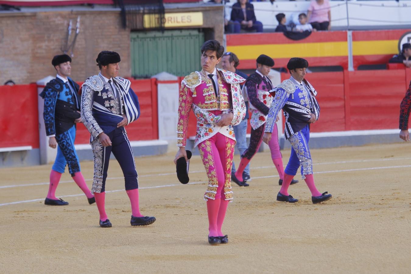 El diestro peruano Joaquín Galdós protagonizó la primera salida a hombros del serial, merced a una entregadísima actuación, en una tarde en la que Álvaro Lorenzo también rayó a buen nivel, pero perdiendo el triunfo por su mala espada. Puedes ver todas las imágenes de este Corpus pinchando en el  siguiente enlace .