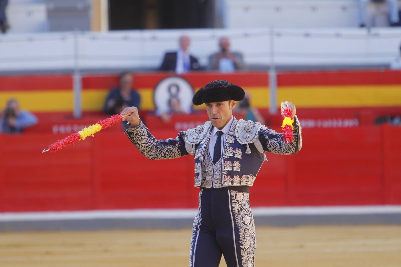 El diestro peruano Joaquín Galdós protagonizó la primera salida a hombros del serial, merced a una entregadísima actuación, en una tarde en la que Álvaro Lorenzo también rayó a buen nivel, pero perdiendo el triunfo por su mala espada. Puedes ver todas las imágenes de este Corpus pinchando en el  siguiente enlace .