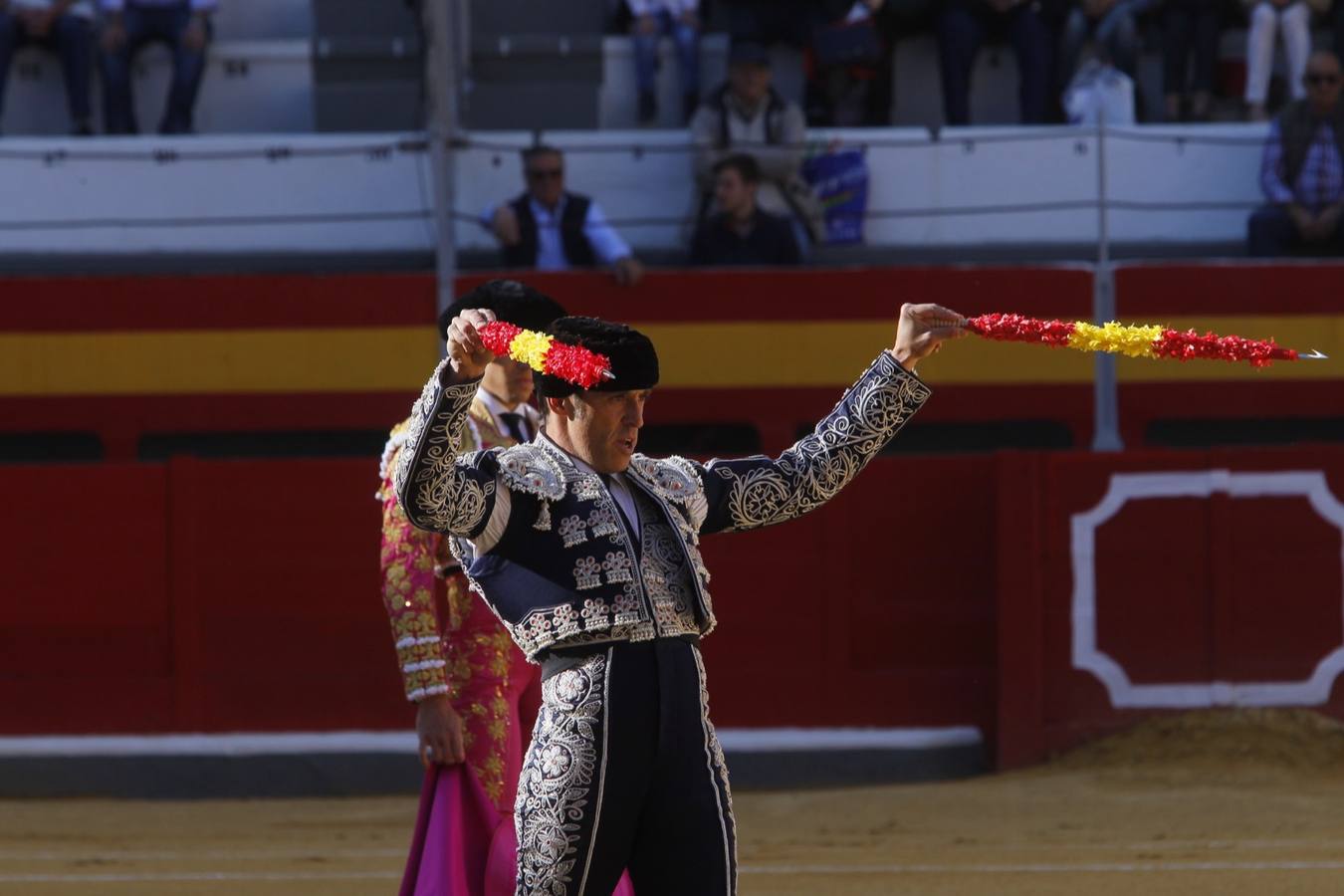 El diestro peruano Joaquín Galdós protagonizó la primera salida a hombros del serial, merced a una entregadísima actuación, en una tarde en la que Álvaro Lorenzo también rayó a buen nivel, pero perdiendo el triunfo por su mala espada. Puedes ver todas las imágenes de este Corpus pinchando en el  siguiente enlace .