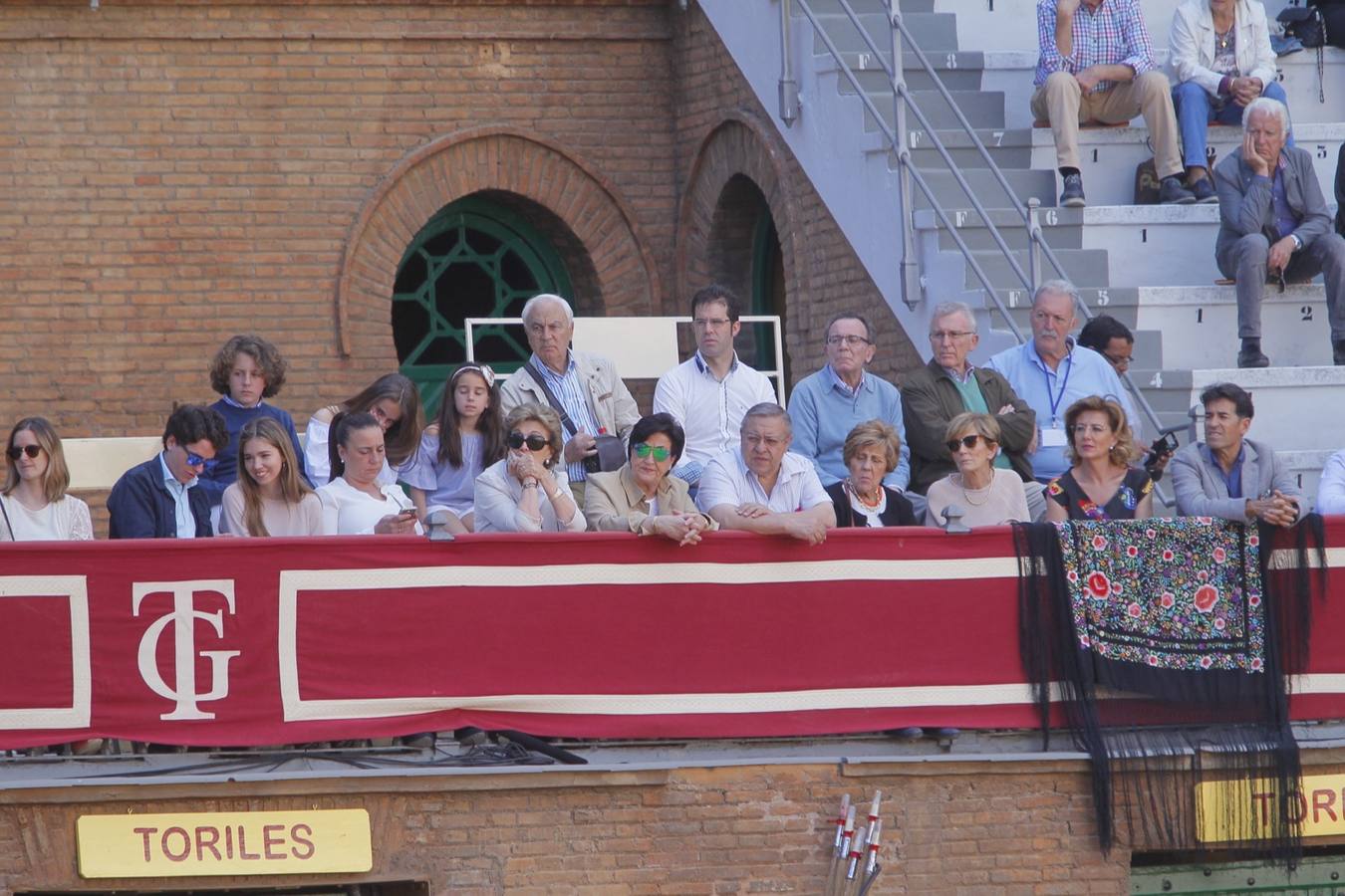 El diestro peruano Joaquín Galdós protagonizó la primera salida a hombros del serial, merced a una entregadísima actuación, en una tarde en la que Álvaro Lorenzo también rayó a buen nivel, pero perdiendo el triunfo por su mala espada. Puedes ver todas las imágenes de este Corpus pinchando en el  siguiente enlace .