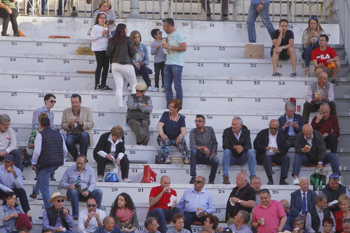 El diestro peruano Joaquín Galdós protagonizó la primera salida a hombros del serial, merced a una entregadísima actuación, en una tarde en la que Álvaro Lorenzo también rayó a buen nivel, pero perdiendo el triunfo por su mala espada. Puedes ver todas las imágenes de este Corpus pinchando en el  siguiente enlace .