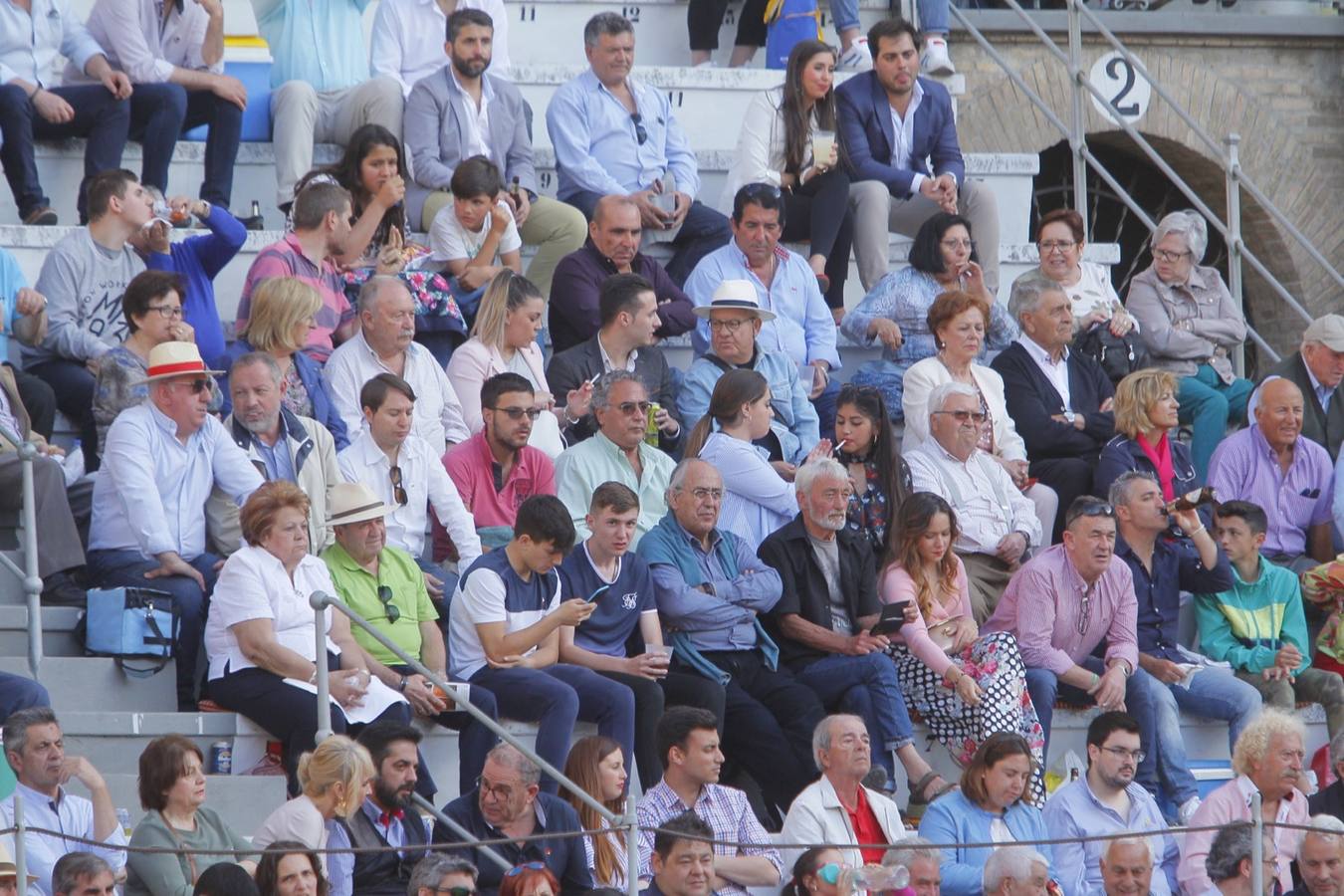 El diestro peruano Joaquín Galdós protagonizó la primera salida a hombros del serial, merced a una entregadísima actuación, en una tarde en la que Álvaro Lorenzo también rayó a buen nivel, pero perdiendo el triunfo por su mala espada. Puedes ver todas las imágenes de este Corpus pinchando en el  siguiente enlace .