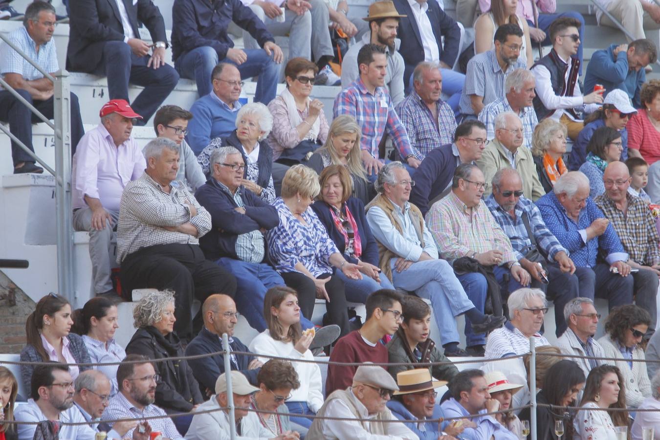 El diestro peruano Joaquín Galdós protagonizó la primera salida a hombros del serial, merced a una entregadísima actuación, en una tarde en la que Álvaro Lorenzo también rayó a buen nivel, pero perdiendo el triunfo por su mala espada. Puedes ver todas las imágenes de este Corpus pinchando en el  siguiente enlace .