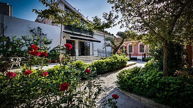 Exterior del hotel Varsano, en Tel Aviv, que Abramovich, abajo, compró por 22,4 millones de euros. 